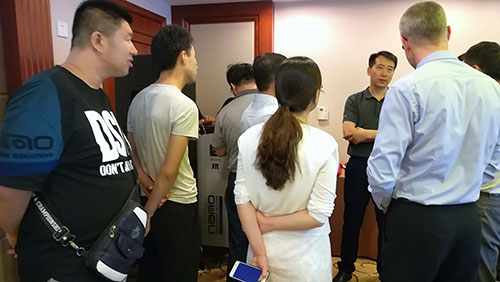 氣體凈化和制氮技術(shù)交流會休息期間代表們看產(chǎn)品和新討論 氣體凈化和制氮技術(shù)交流會休息期間代表們看產(chǎn)品和新討論