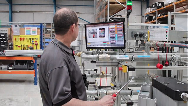 技術(shù)人員在車間調(diào)試SR模塊吸干機(jī)和SR模塊制氮機(jī) 技術(shù)人員在車間調(diào)試SR模塊吸干機(jī)和SR模塊制氮機(jī)